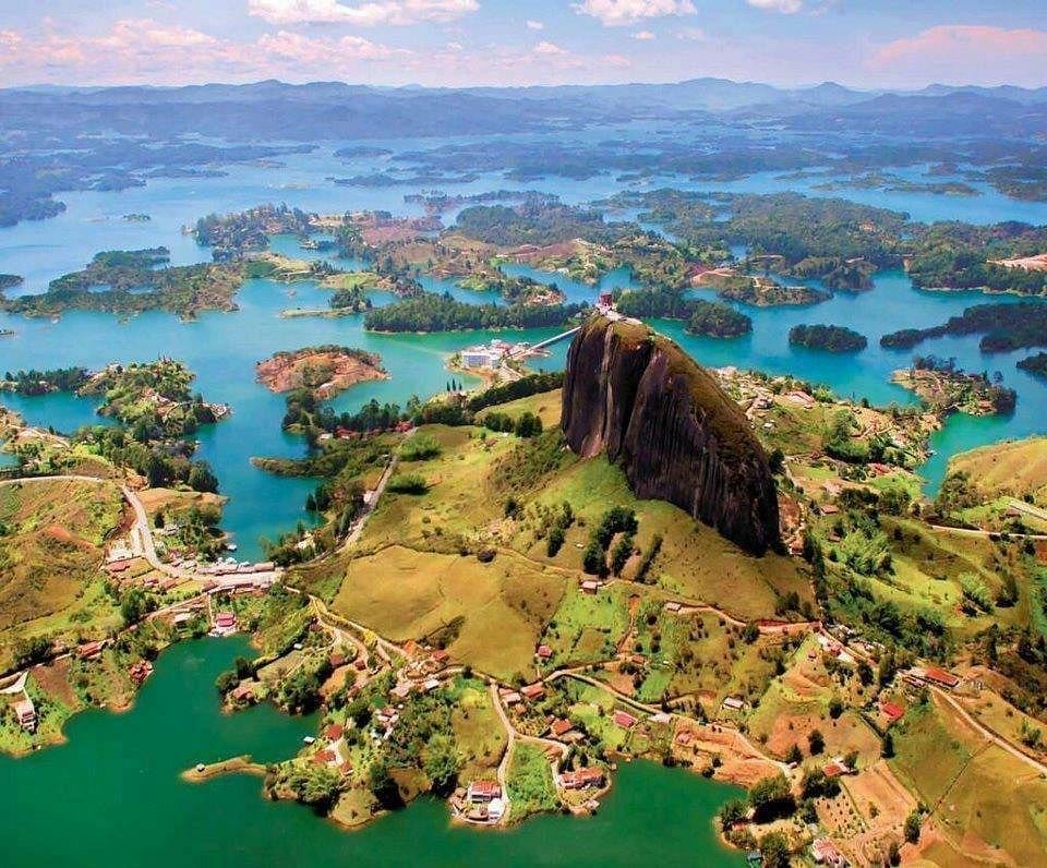 Embalse de Guatapé cerca de Medellín para renta de carros